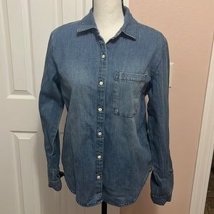 Universal thread, classic fit denim shirt